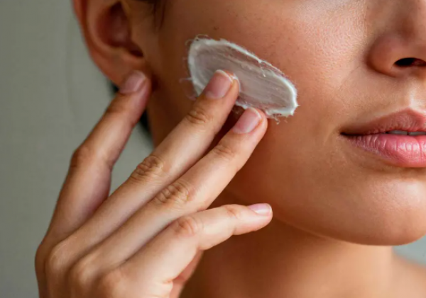 الواقي الشمسي الجل أم الكريم  ..  تعرفوا على الأفضل للبشرة