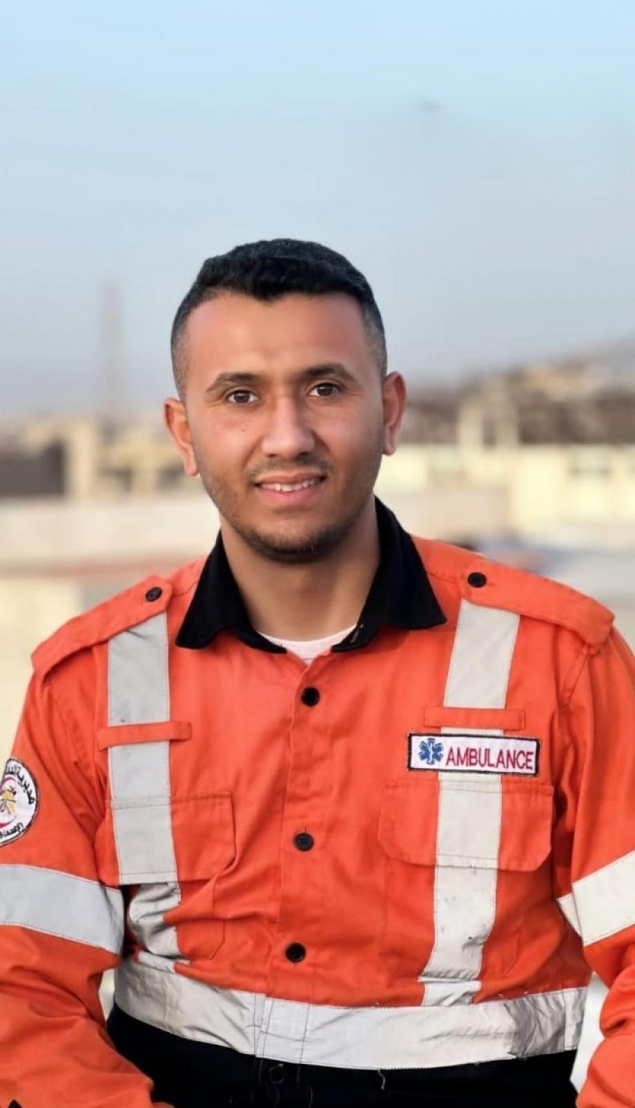 بين ميدان الحرب وقسم الإعلام ..  إصابة المسعف أحمد صيام لم تُنهِ مهمته الإنسانية  