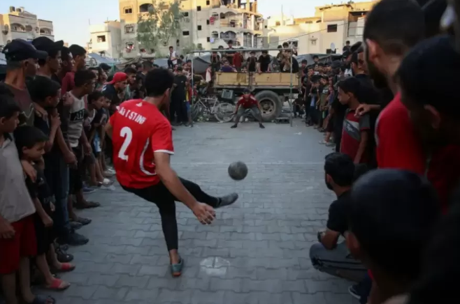 رياضيو غزة ..  من الملاعب إلى ميادين الإنسانية 