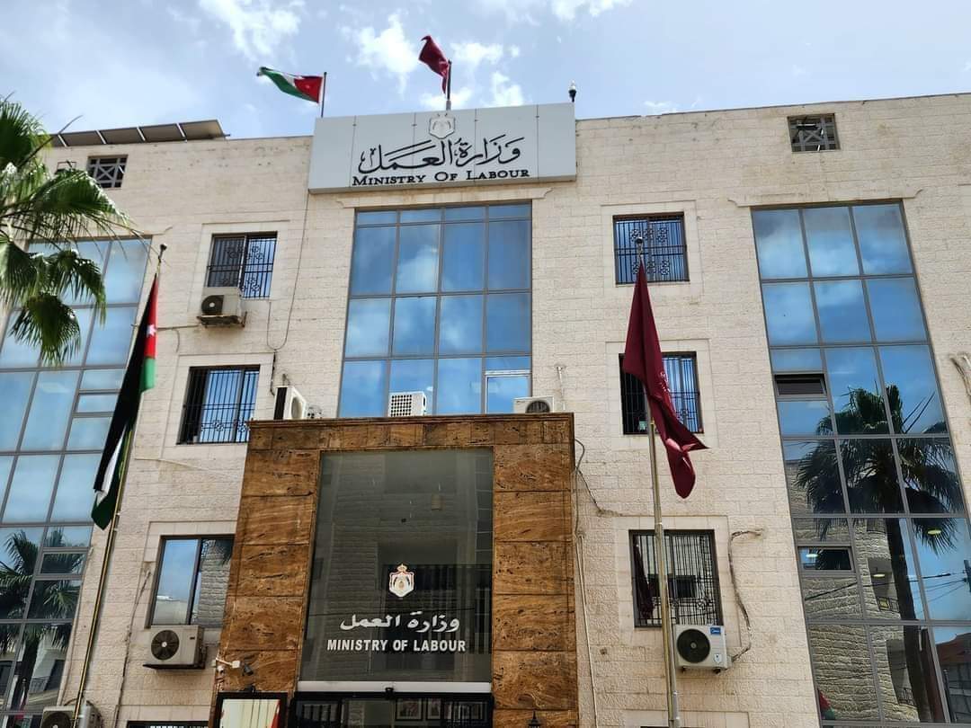 العمل: تعديلات "عامل نظافة" خاصة بغير الأردنيين في العمارات السكنية