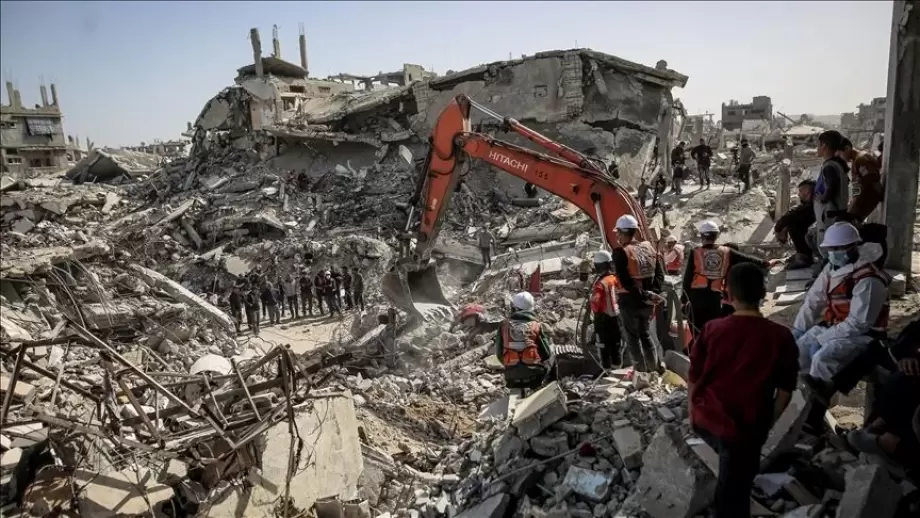 الدفاع المدني ينتشل رفات 12 شهيدًا بمدينة غزة  