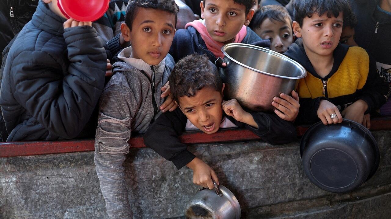 حكومة غزة تتهم إسرائيل "بهندسة التجويع" واحتجاز 22 ألف شاحنة مساعدات