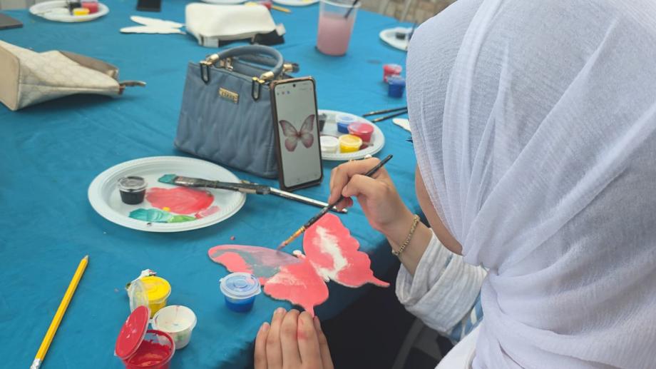 "العلاج بالفن" ..  مبادرة فردية تعيد الأمل لضحايا الإبادة بغزة 