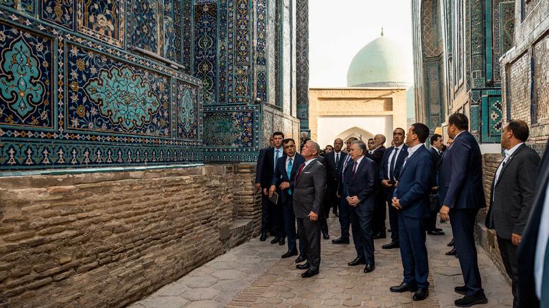 الملك يزور مواقع ثقافية وسياحية ودينية في مدينة سمرقند