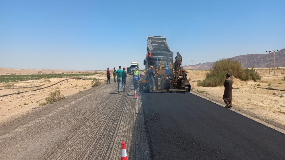 الأشغال تباشر أعمال صيانة على طريق وادي عربة