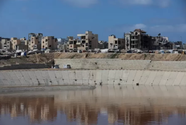 غزة تختنق بالنفايات وتغرق بالمياه العادمة 