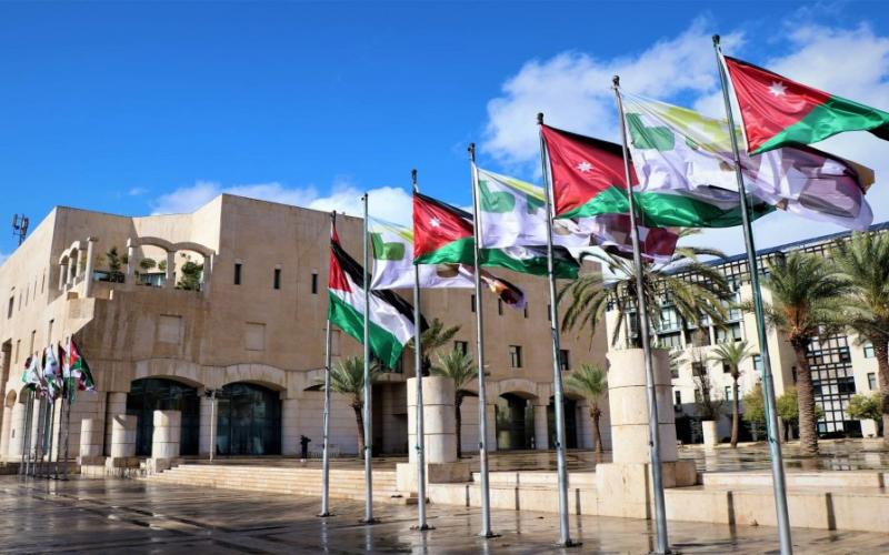 "الأمانة" تبدأ إزالة العوائق التي تعتدي على الشوارع والارصفة