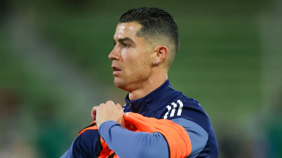 بعد رحلة مثيرة للجدل ..  كريستيانو رونالدو يعود إلى الرياض