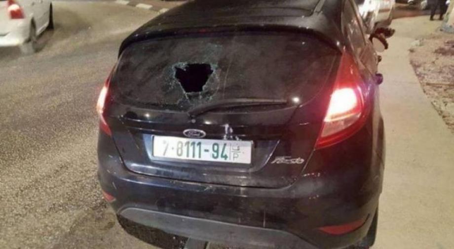 مستوطنون يهاجمون مركبات المواطنين غرب رام الله