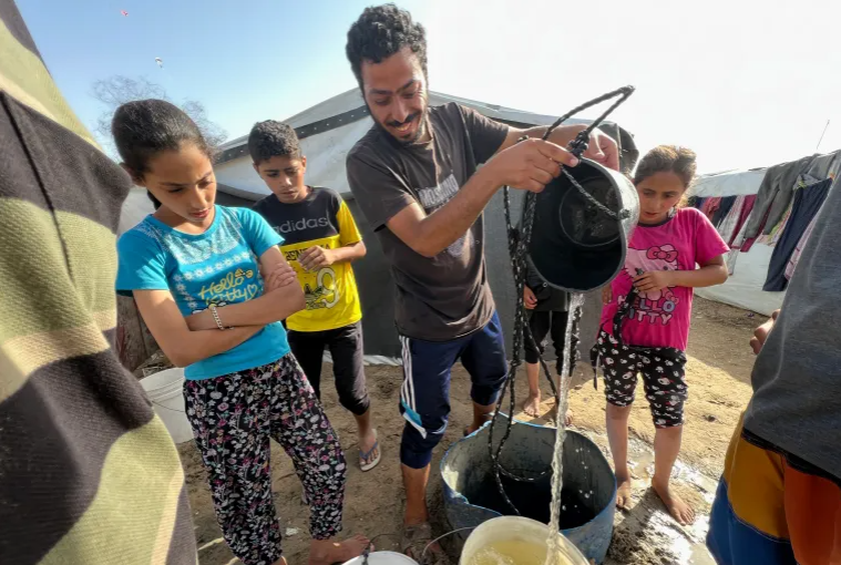نازحو غزة يحفرون الأرض بأيديهم بحثا عن الماء 