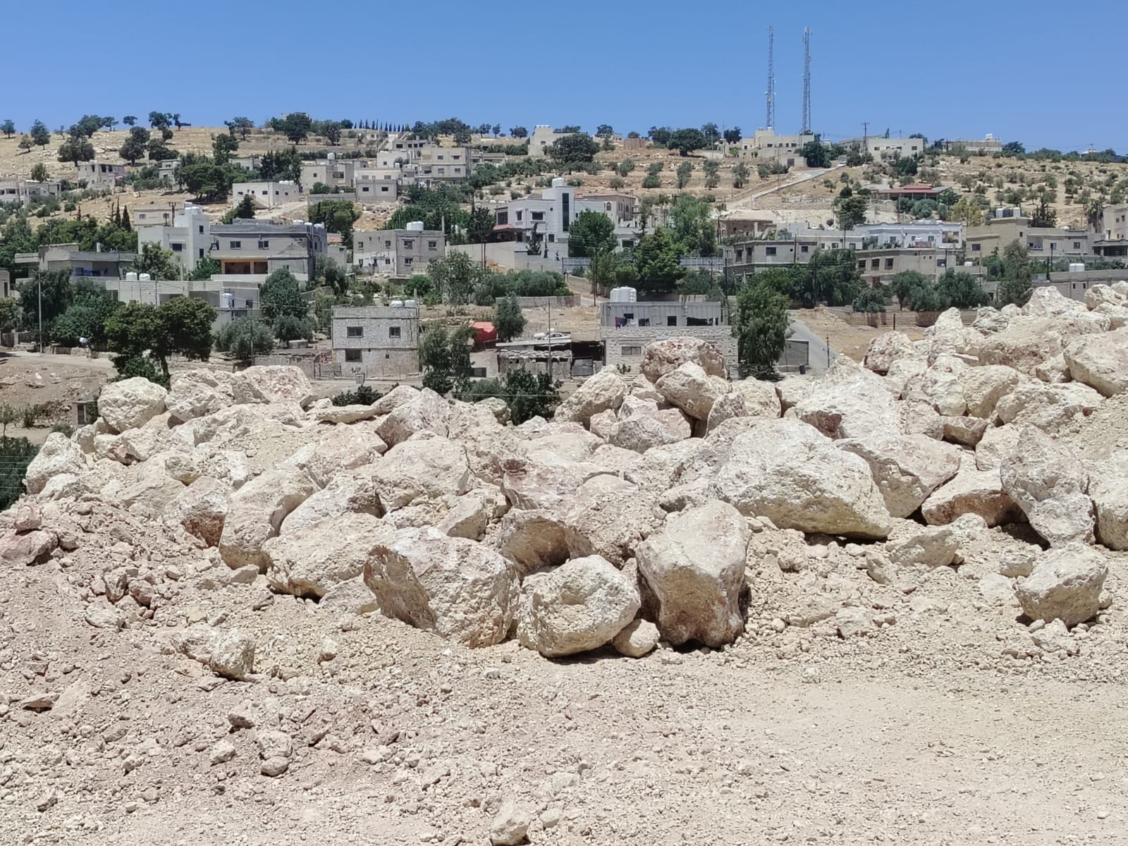  وزارة البيئة تستجيب لتقرير "أخبار اليوم" حول تجميع الطمم في العالوك وتباشر إجراءات قانونية 
