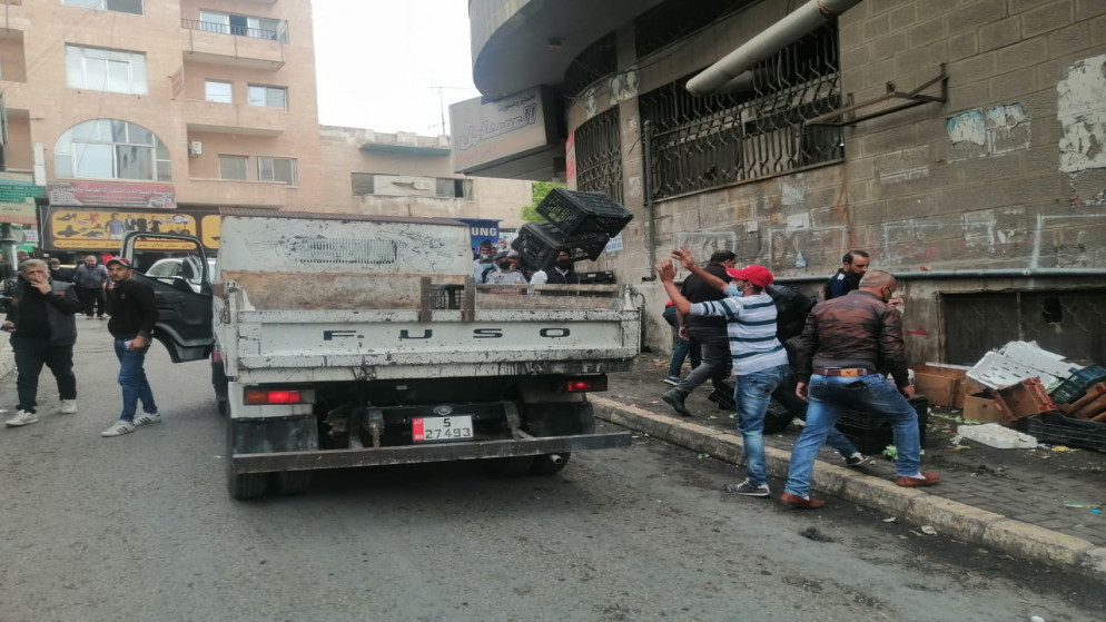 بلدية عجلون تزيل أكشاكا وبسطات مخالفة في منطقة عنجرة