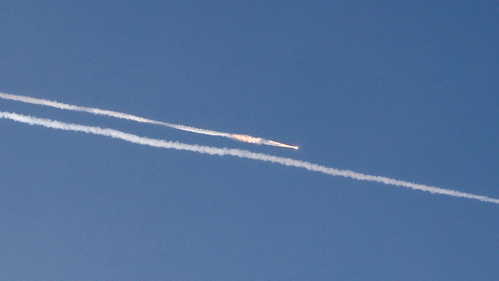 الجيش الإسرائيلي يقول إنه يتصدى لصواريخ إيرانية