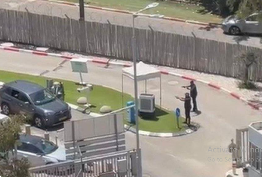 جندي " إسرائيلي " يلقي قنبلة دخان على مكتب وزارة الدفاع بتل أبيب