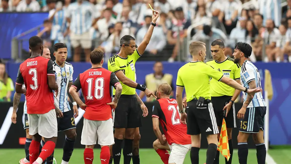 "كأنه يتقاضى عمولة" ..  تقييم كارثي للمصري أمين عمر في مباراة الأرجنتين