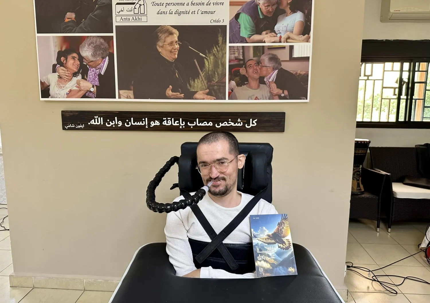 بجسدٍ معطّل وعقلٍ لمّاح ..  غسان جبرا يُنجز كتاباً يروي رحلته مع الضمور العضلي