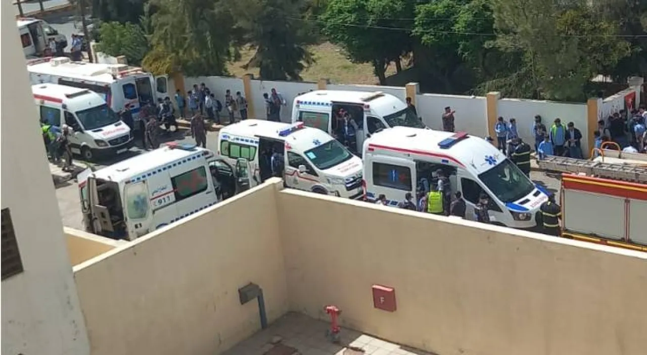 محافظة يطمئن على صحة طلبة تعرضوا لحالات ضيق تنفس في إحدى مدارس العاصمة