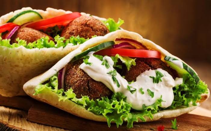 مطاعم ومحال حلويات تقدم خدمات متكاملة ..  وأفرع صغيرة تابعة لها بلا مقومات تفرض نفس الأسعار