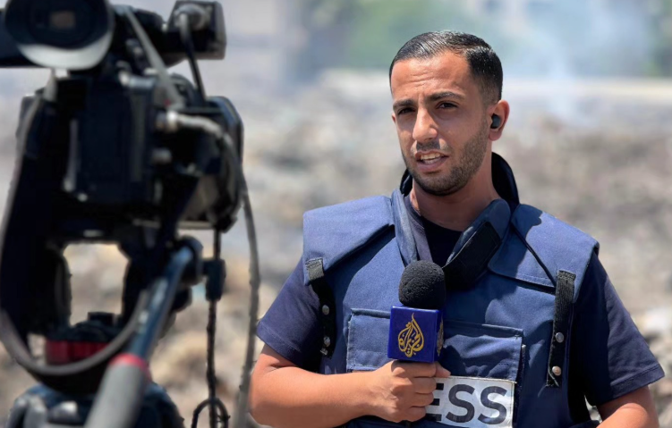 بدء تشييع جثماني مراسليْ الجزيرة أنس الشريف ومحمد قريقع