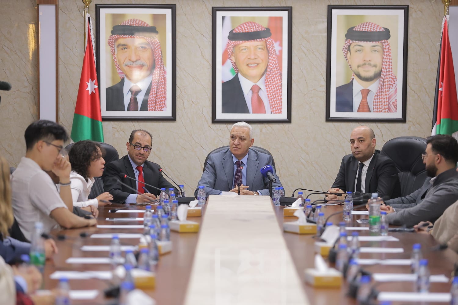 العموش لطلاب جامعة فرجينيا: الديمقراطية الأردنية راسخة بإيمان المواطن وتوجيهات القيادة الهاشمية