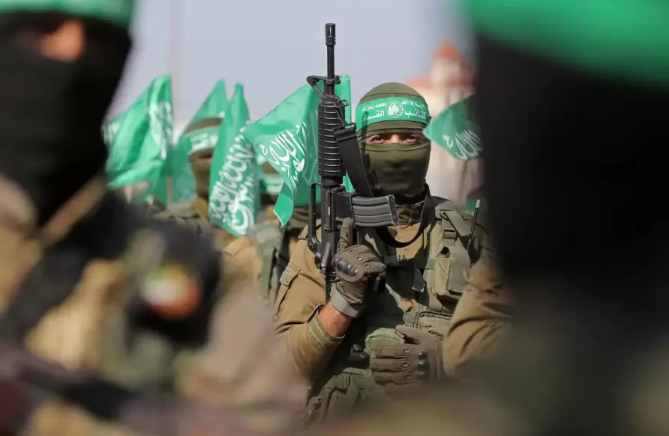 كيف صوَّت الفلسطينيُّون على مطالب نزع سلاح حماس والتَّهجير؟  