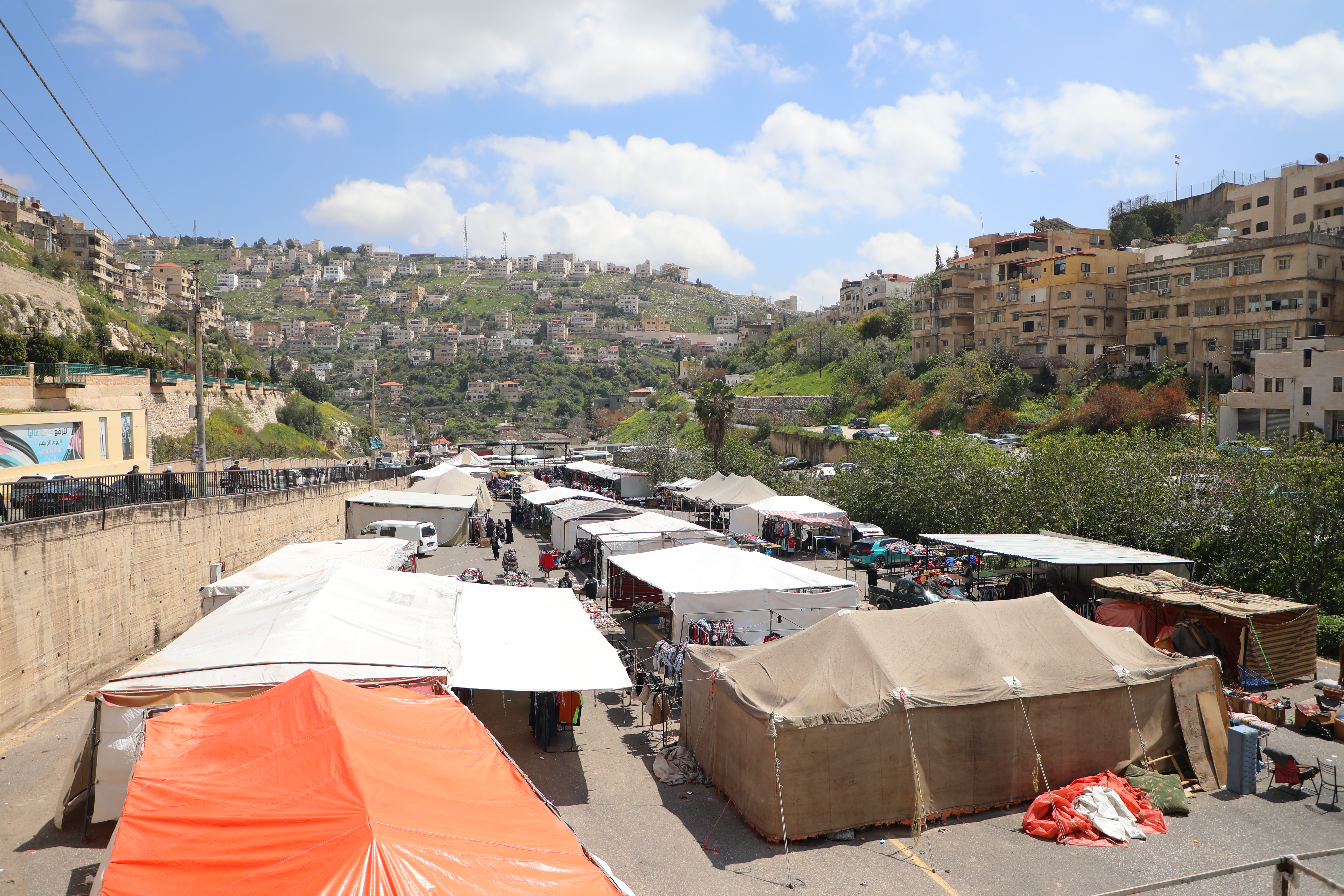 سوق الجمعة في مدينة السلط ..  وجهة شعبية تجمع بين الأسعار المناسبة وتنوع البضائع