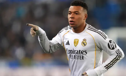 مبابي يغازل رونالدو في احتفاله بالرقم الأسطوري