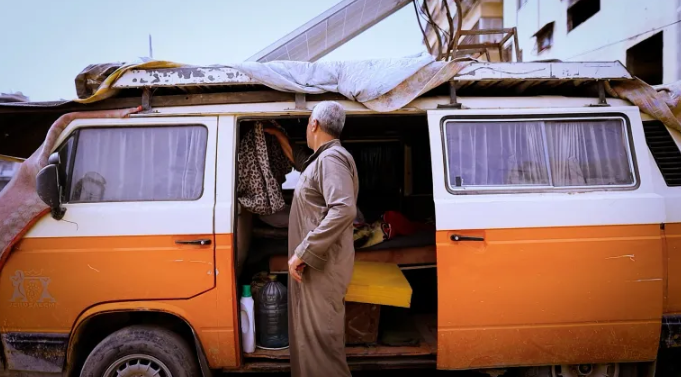 من داخل باص مهجور ..  معلم غزة يدرّس معنى الصمود