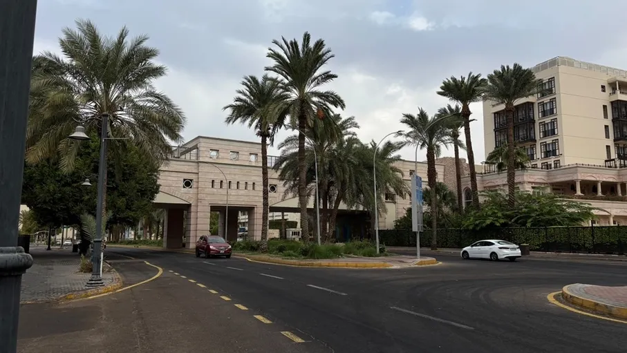 العقبة تستقبل أولى زخات الموسم وسط أجواء شتوية وحركة طبيعية