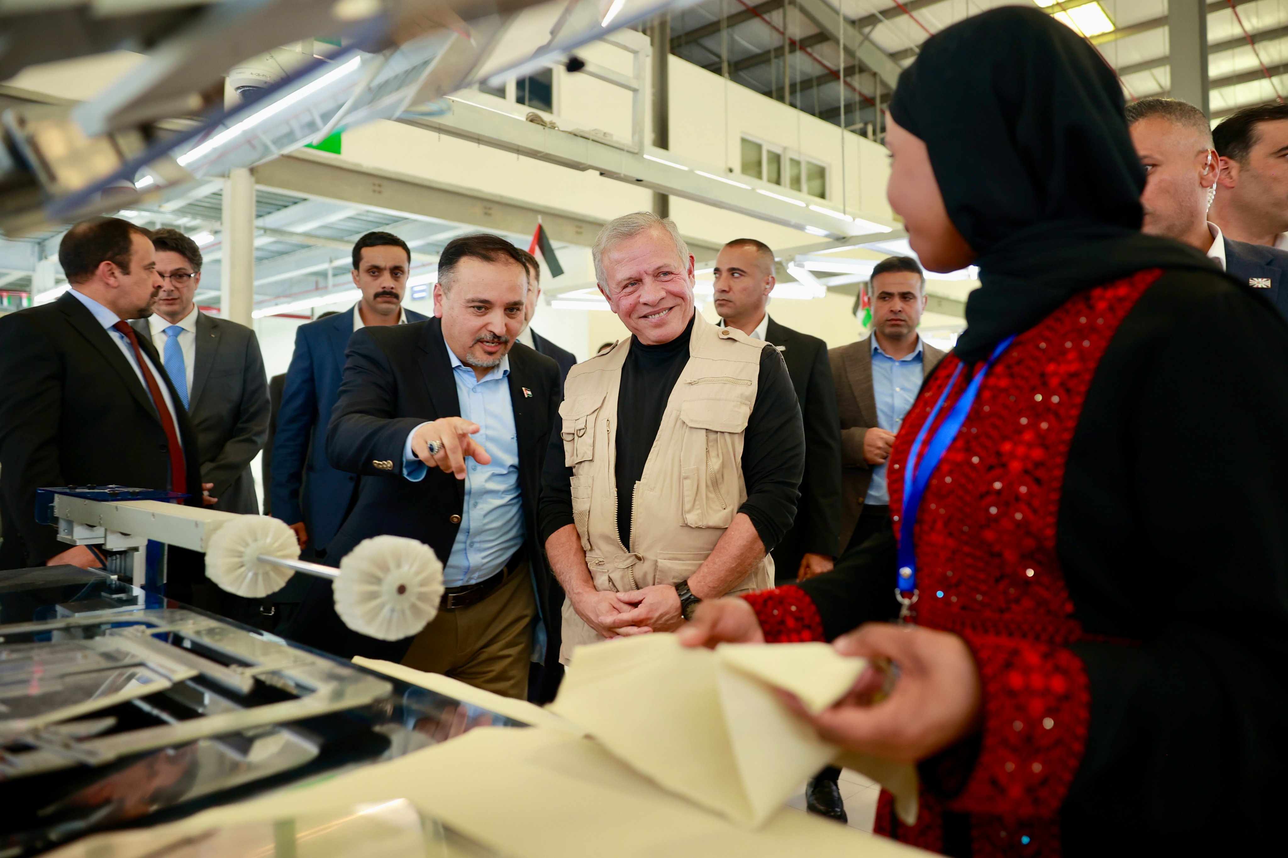 الملك يزور ثلاثة مصانع إنتاجية في مدينة الموقر الصناعية (صور)