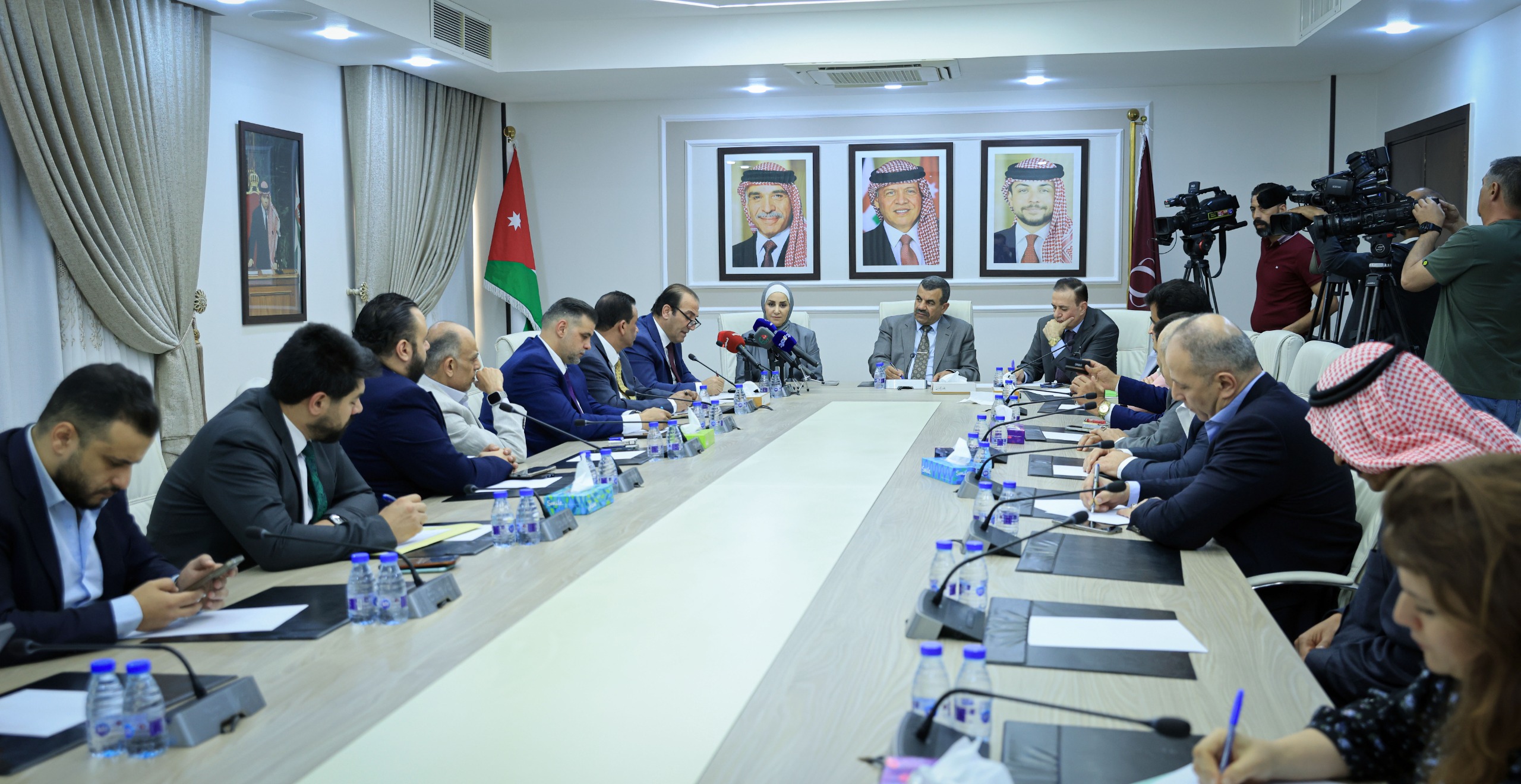 "القانونية النيابية" تلتقي نقيب المقاولين وعددًا من أعضاء النقابة
