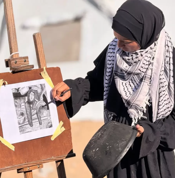 ترسم من رماد الطناجر ..  فنانة نازحة توثّق وجع غزة بالحبر الأسود  