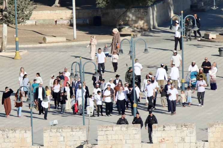 1140 مستوطنا يقتحمون الأقصى والاحتلال يداهم اتحاد الجمعيات بالقدس