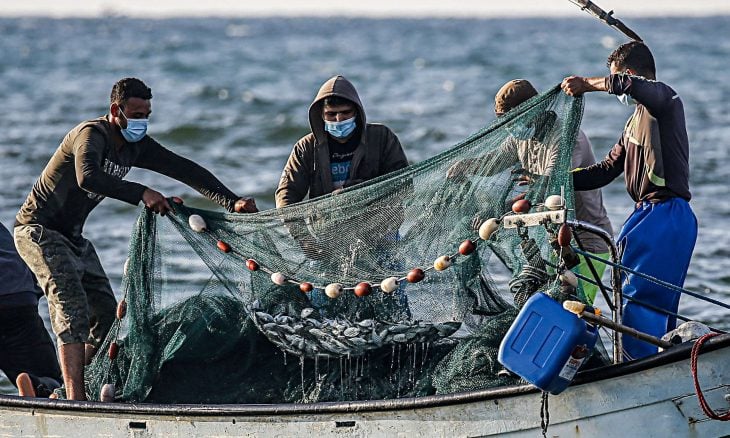 قوات الاحتلال تعتقل صيادين وتفجِّر قواربهم في بحر غزَّة  