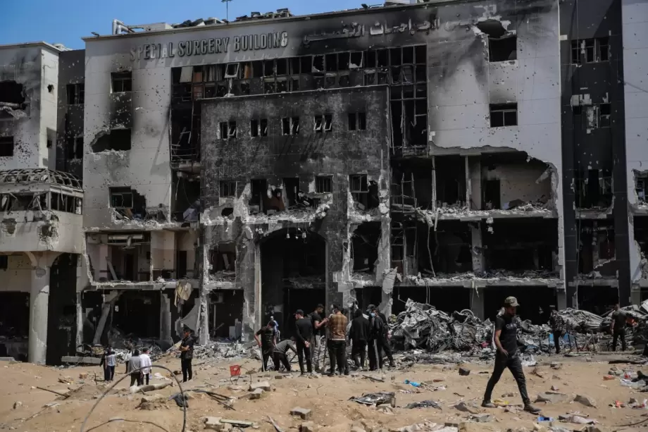 الصحة: فقدنا الاتصال بالكادر الطبي داخل مستشفى الشفاء بغزّة  