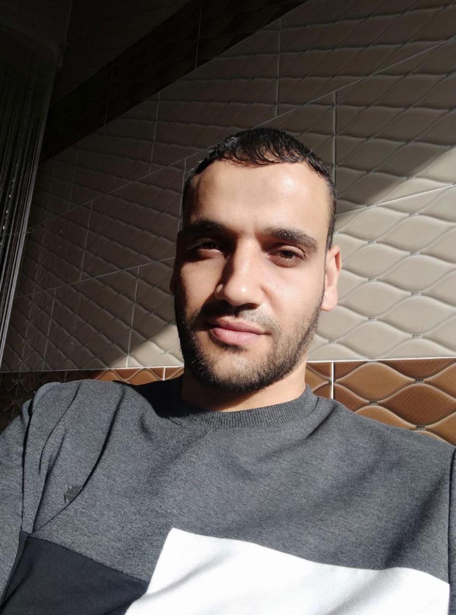 أحمد نطط ..  أسير فقد عائلته في المجزرة وذاكرته مثقلة بعذاب السجن والتجويع