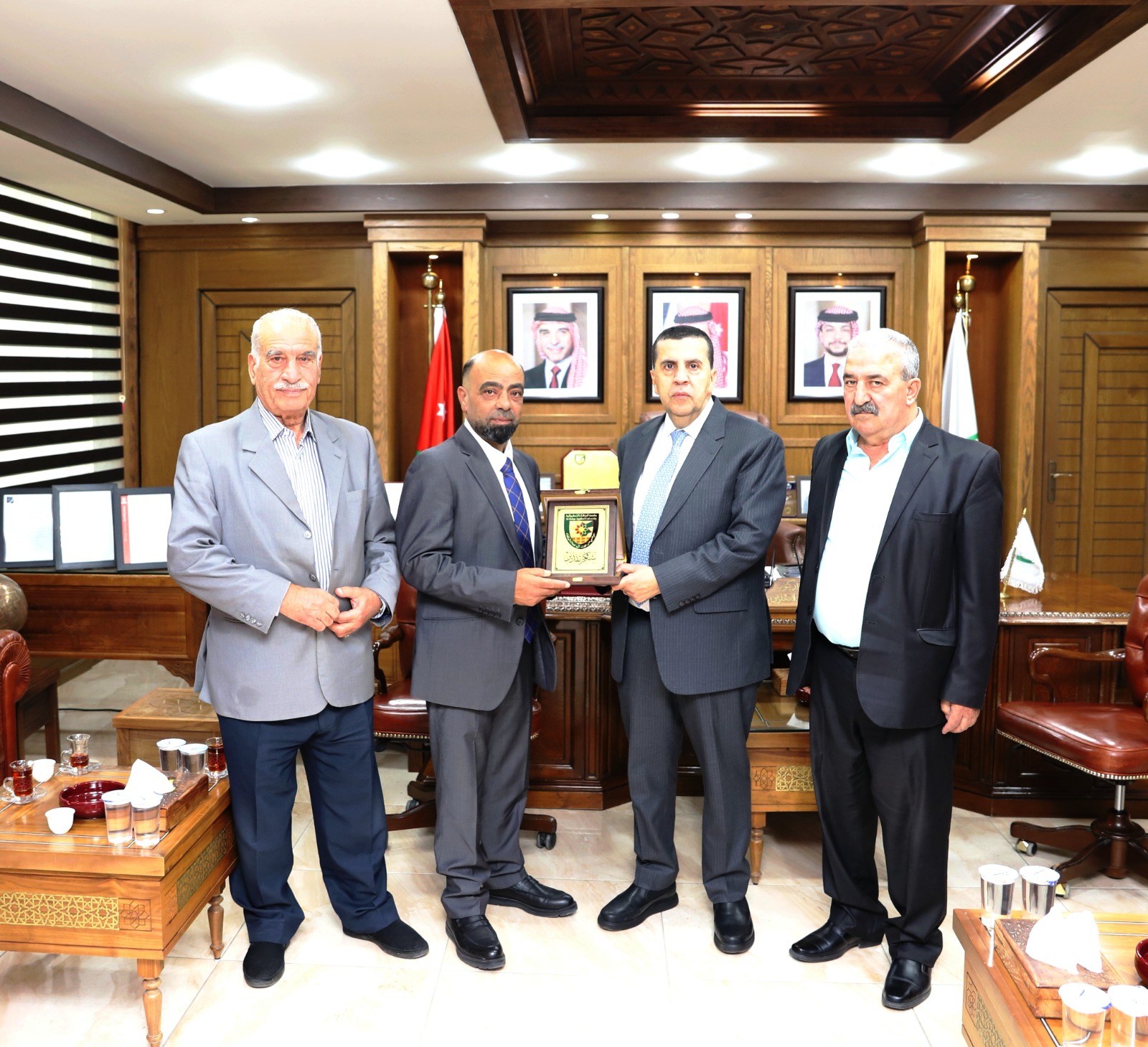 العجلوني يتلقى تكريمًا من فرع نقابة المقاولين في البلقاء تقديرًا لإنجازاته في تطوير البنية التحتية للجامعة