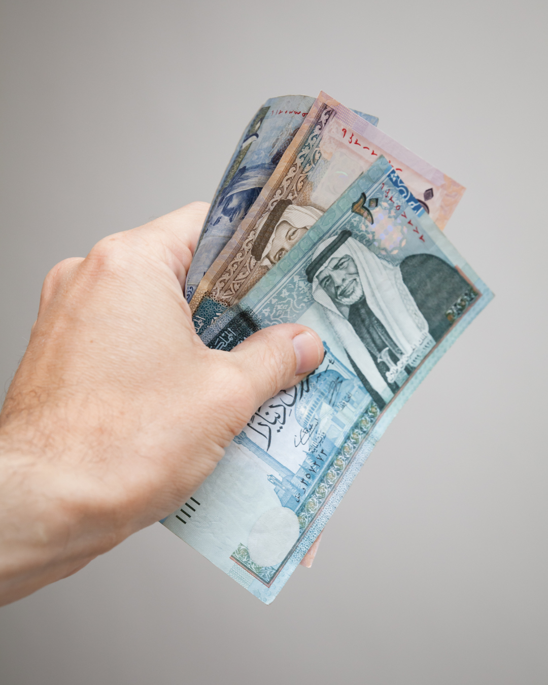 الراتب يغطي الأساسيات ..  فمن يدفع ثمن الطوارئ؟