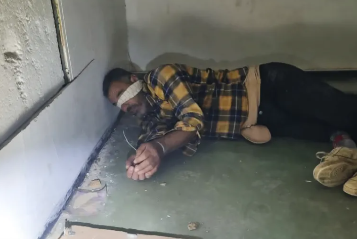 جنود الاحتلال يصورون معتقلا فلسطينيا أثناء التنكيل به