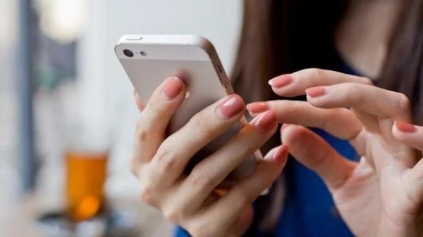تفتيش هواتف الأزواج ..  حقّ شرعي ومسؤولية أسرية أم انتهاك للخصوصية يهدّد الاستقرار؟