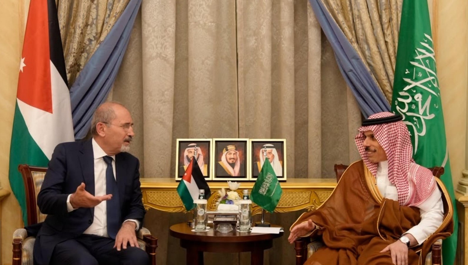 وزير الخارجية يلتقي نظيره السعودي في الرياض