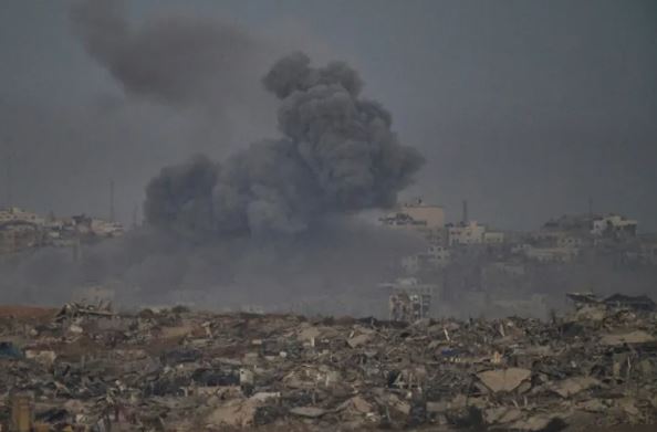 غارات عنيفة وأحزمة نارية بغزة والاحتلال يغلق شارع صلاح الدين
