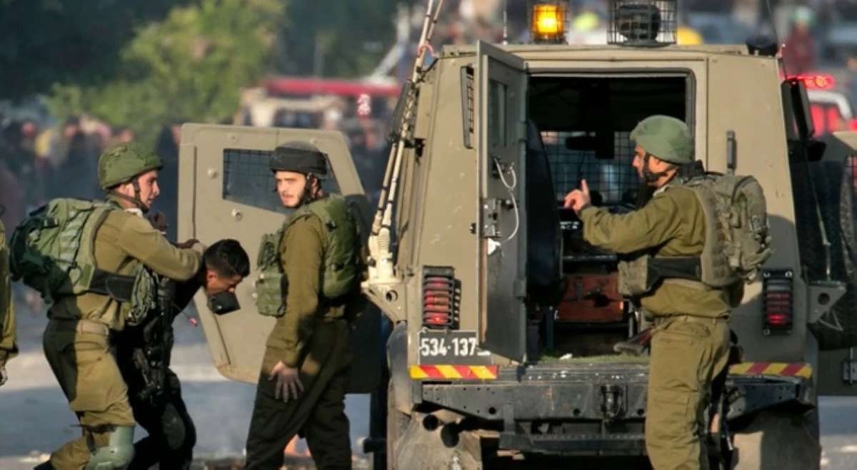 الاحتلال يفرض حظر تجول على بلدتين بالقدس ويعتقل 30 فلسطينيا بالضفة
