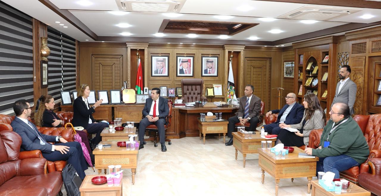 وفد من شركة Pearson العالمية يزور جامعة البلقاء التطبيقية ويبحث تعزيز البرامج التقنية والمهارات المستقبلية