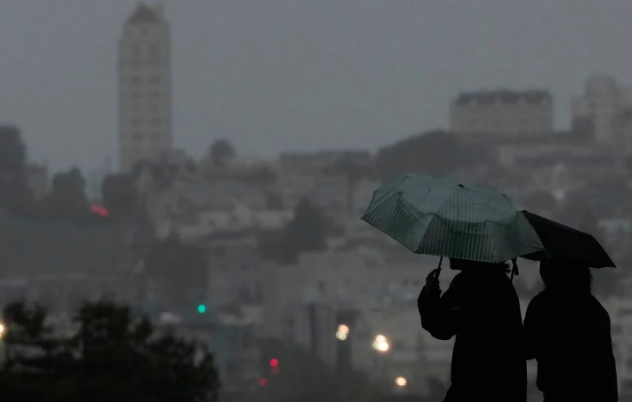 عمليات إجلاء بسبب عاصفة قوية تضرب كاليفورنيا