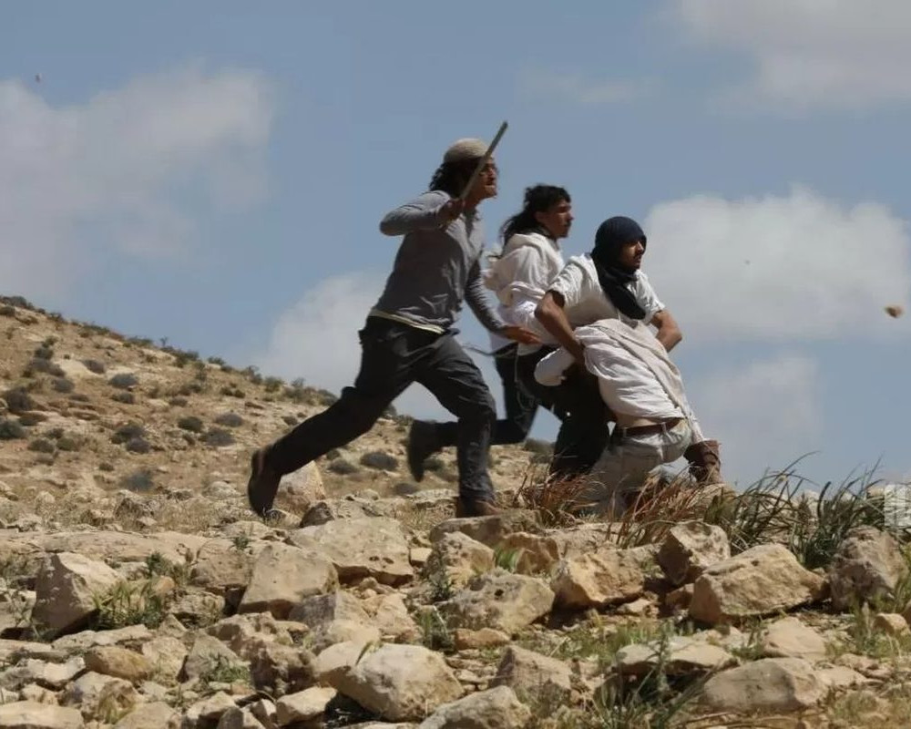 مستعمرون يجبرون عائلة من عرب الكعابنة على الرحيل غرب العوجا 