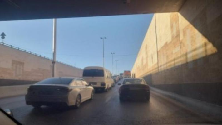 سقوط حمولة قلاب يتسبب في تباطوء حركة السير في نفق الشعب