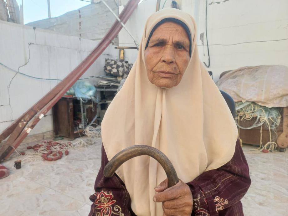 "أمُّ محمَّد" ..  مسنَّة تعيش على الماء وسط تفشِّي المجاعة بغزَّة 