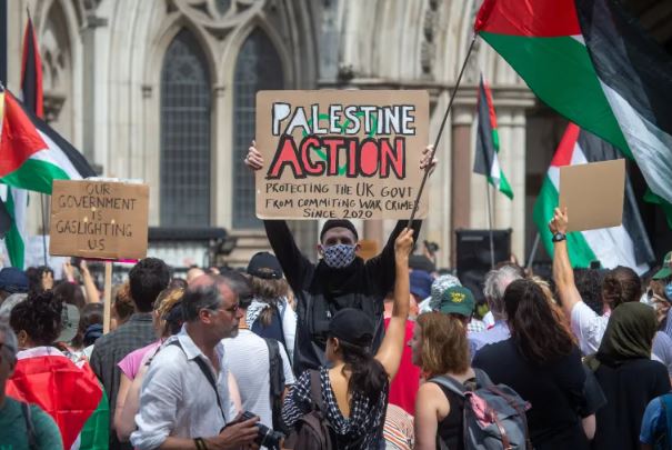 بريطانيا تعتزم محاكمة 60 شخصا لدعمهم حركة "فلسطين أكشن"