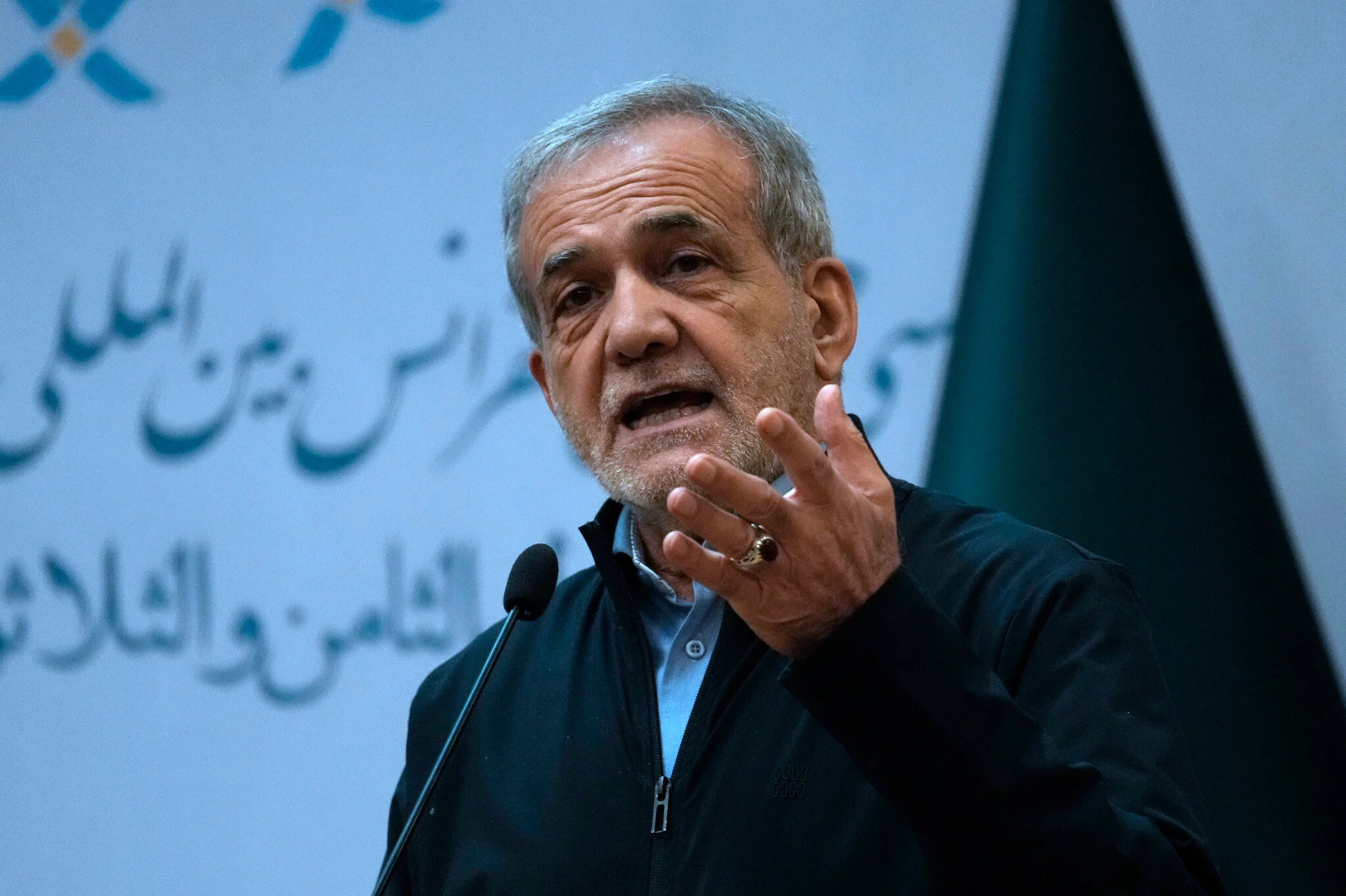 إيران: بزشكيان يوجه ببدء مسار المفاوضات النووية